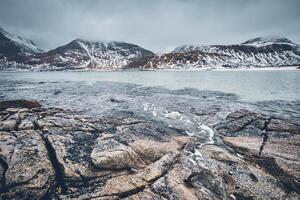 felsig Küste von Fjord im Norwegen foto