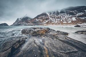 felsig Küste von Fjord im Norwegen foto