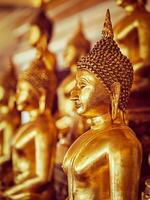 golden Buddha Statuen im Buddhist Tempel foto