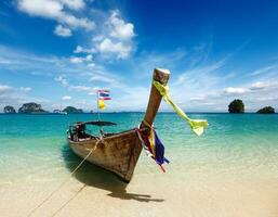 Long Tail Boot am Strand, Thailand foto