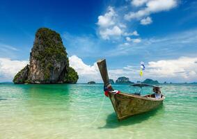 Long Tail Boot am Strand, Thailand foto