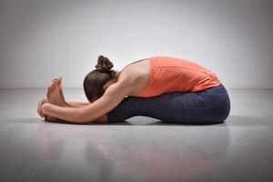 Frau Praktiken Methoden Ausübungen Ashtanga Vinyasa Yoga Asana foto