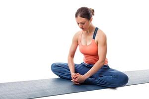 Frau Praktiken Methoden Ausübungen Yoga Asana badda konasana foto
