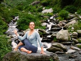 Frau tun Ardha Matsyendrasana Asana draußen foto