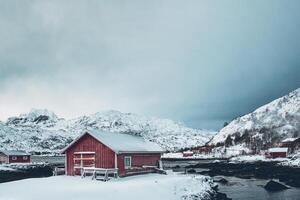 rot rorbu Haus im Winter, Lofoten Inseln, Norwegen foto