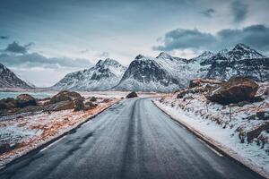 Straße im Norwegen im Winter foto