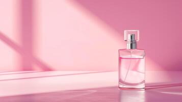 ein Parfüm Flasche und Etikette auf ein Pastell- Hintergrund. foto