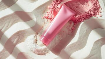 ein Rosa Hautpflege Tube Lügen im Weiß Sand. foto