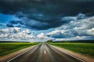 Straße und stürmisch Himmel foto