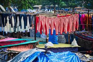 Dhobi ghat ist ein öffnen Luft Waschsalon Waschraum im Mumbai, Indien mit Wäsche Trocknen auf Seile foto