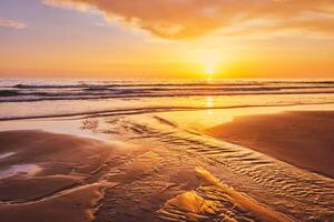 atlantisch Ozean Sonnenuntergang mit wogend Wellen beim fonte da telha Strand, Portugal foto