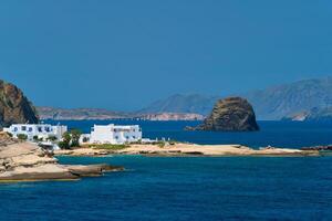 griechisch Angeln Dorf mit traditionell weiß getüncht Weiß Häuser auf milos Insel foto