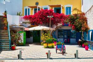 Straße mit bunt Häuser im adamantas Stadt, Dorf auf milos Insel im Griechenland foto