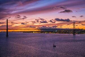 Aussicht von 25 de Abril Brücke beim Abend. Lissabon, Portugal foto