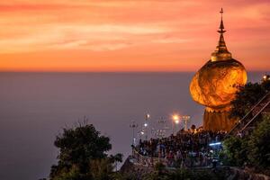golden Felsen kyaiktiyo Pagode, Myanmar foto