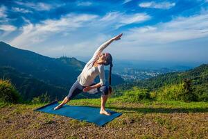 Frau Praktiken Methoden Ausübungen Yoga Asana utthita parsvakonasana draußen foto