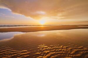 atlantisch Ozean Sonnenuntergang mit wogend Wellen beim fonte da telha Strand, Portugal foto