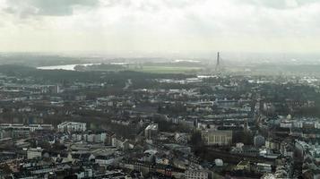 düsseldorf, deutschland - 20. februar 2020. malerischer blick auf die stadt düsseldorf, den ufer des flusses und den rhein. Luftaufnahme einer europäischen Stadt in Deutschland. Luftaufnahme einer Drohne. Panorama. foto