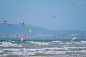 Kitesurfen Kitesurfen Kiteboarder Kitesurfer Drachen auf das Ozean Strand foto