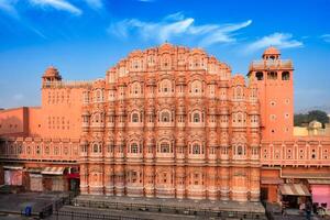 berühmt historisch Landmak Rosa hawa Mahal Palast von Winde mit Menschen und Transport. Jaipur, Rajasthan, Indien foto