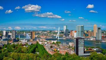 Aussicht von Rotterdam Stadt und das Erasmus Brücke foto