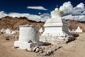Weiß Chöre stupas in der Nähe von sie, Ladakh, Indien foto