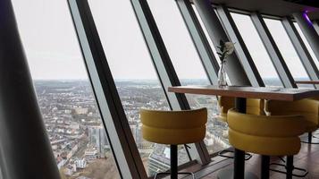 düsseldorf, deutschland - 20. februar 2020. rheinturm mit einem sich drehenden restaurant. die Einrichtung und Gestaltung des Cafés mit Aussichtsplattform im Fernsehturm in Düsseldorf. foto