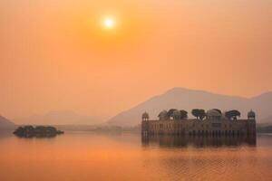 still Morgen beim jali Mahal Wasser Palast beim Sonnenaufgang im Jaipur. Rajasthan, Indien foto