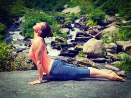Frau Praktiken Methoden Ausübungen Yoga Asana urdhva Mukha svanasana draußen foto