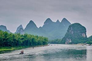 Tourist Boote auf li Fluss mit Karst Berge im das Hintergrund foto