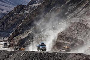 indisch LKW auf Straße im Himalaya foto