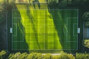 Antenne oben Nieder Aussicht von ein Fußball Fußball Feld foto