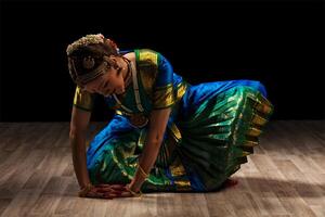 schöne Tänzerin des indischen klassischen Tanzes Bharatanatyam foto