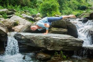 jung passen Frau tun Yoga oudoors beim Wasserfall foto