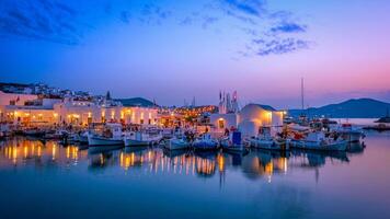 malerisch naousa Stadt, Dorf auf Paros Insel, Griechenland im das Nacht foto