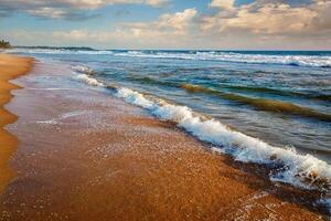 Welle wogend auf Sand foto