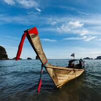 Long Tail Boot am Strand, Thailand foto