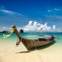 Long Tail Boot am Strand, Thailand foto