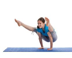 Yoga jung schön Frau tun Yoga Asana Übung isoliert foto