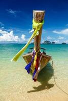 Long Tail Boot am Strand, Thailand foto