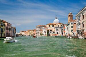 Boote und Gondeln auf großartig Kanal im Venedig, Italien foto
