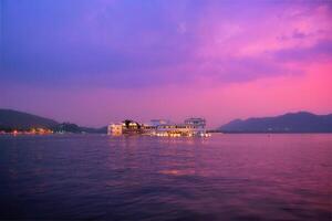 See Palast Palast auf See Pichola im Dämmerung, Udaipur, Rajasthan, Indien foto