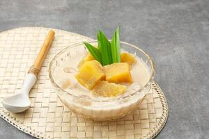 kolak Ubi, indonesisch traditionell Nachtisch, gemacht von Süss Kartoffel, Kokosnuss Milch, Zucker und Pandanus Blätter. foto