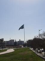 abha, Saudi Arabien, 12 April 2024 - - ein schön Aussicht von Bäume und Gras im ein Park in der Nähe von das berühmt das Kunst Straße im abha, Saudi Arabien. foto