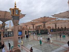 Medina, Saudi Arabien, 29 März 2024 - - schön tagsüber draussen Aussicht von des Propheten Moschee Medina im dunkel Wolken und Regen. foto