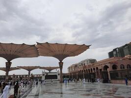 Medina, Saudi Arabien, 29 März 2024 - - schön tagsüber draussen Aussicht von des Propheten Moschee Medina im dunkel Wolken und Regen. foto