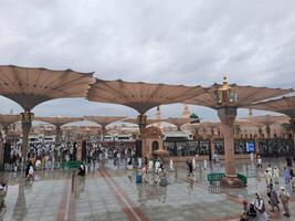 Medina, Saudi Arabien, 29 März 2024 - - schön tagsüber draussen Aussicht von des Propheten Moschee Medina im dunkel Wolken und Regen. foto