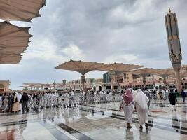 Medina, Saudi Arabien, 29 März 2024 - - schön tagsüber draussen Aussicht von des Propheten Moschee Medina im dunkel Wolken und Regen. foto