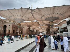 Medina, Saudi Arabien, 29 März 2024 - - schön tagsüber draussen Aussicht von des Propheten Moschee Medina im dunkel Wolken und Regen. foto