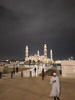 Medina, Saudi Arabien, 12 April 2024 - - schön Nachtzeit draussen Aussicht von quba Moschee Medina im dunkel Wolken und Regen. foto